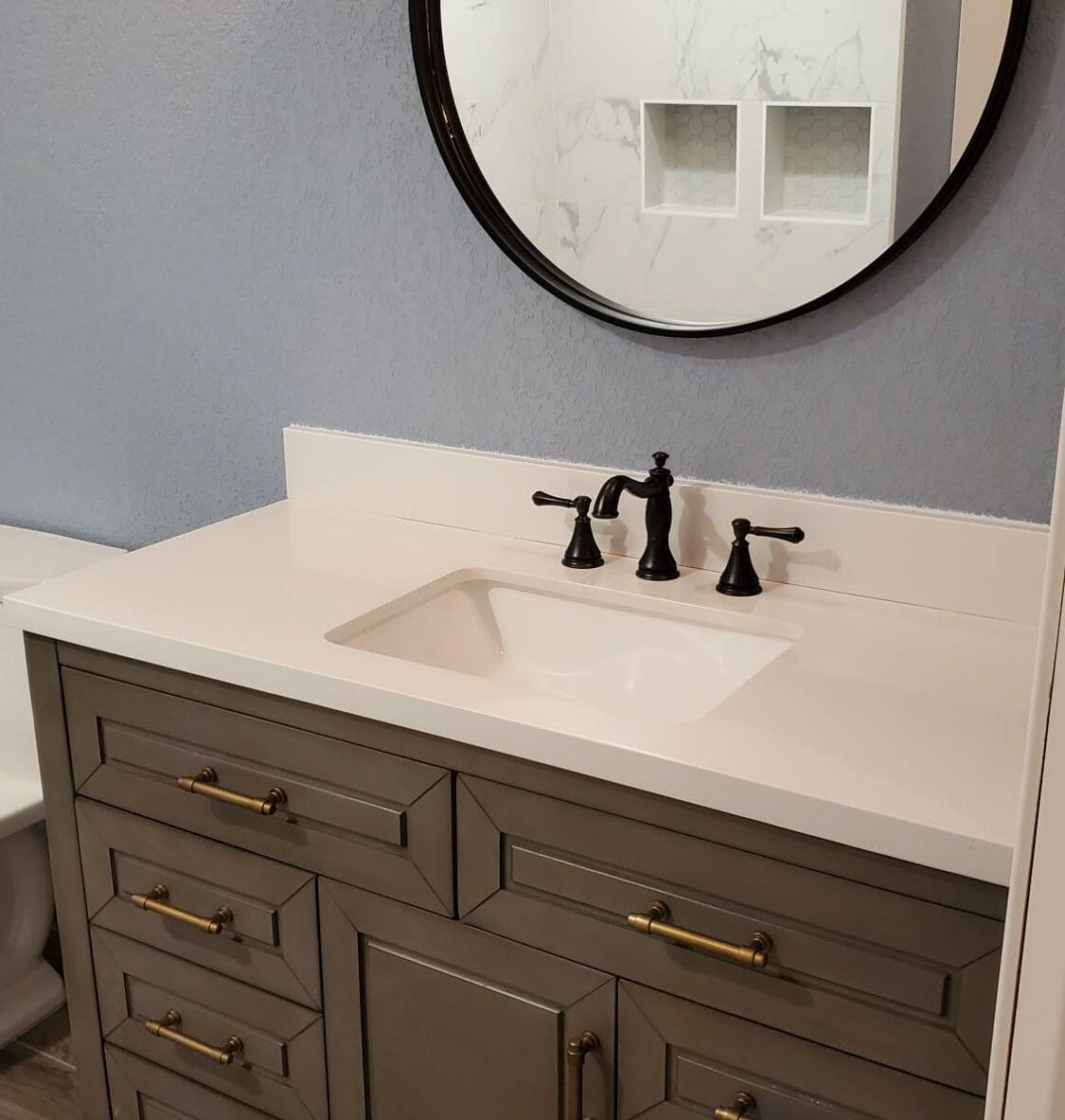 20211013_181834 Bathroom vanity with round mirror and faucet