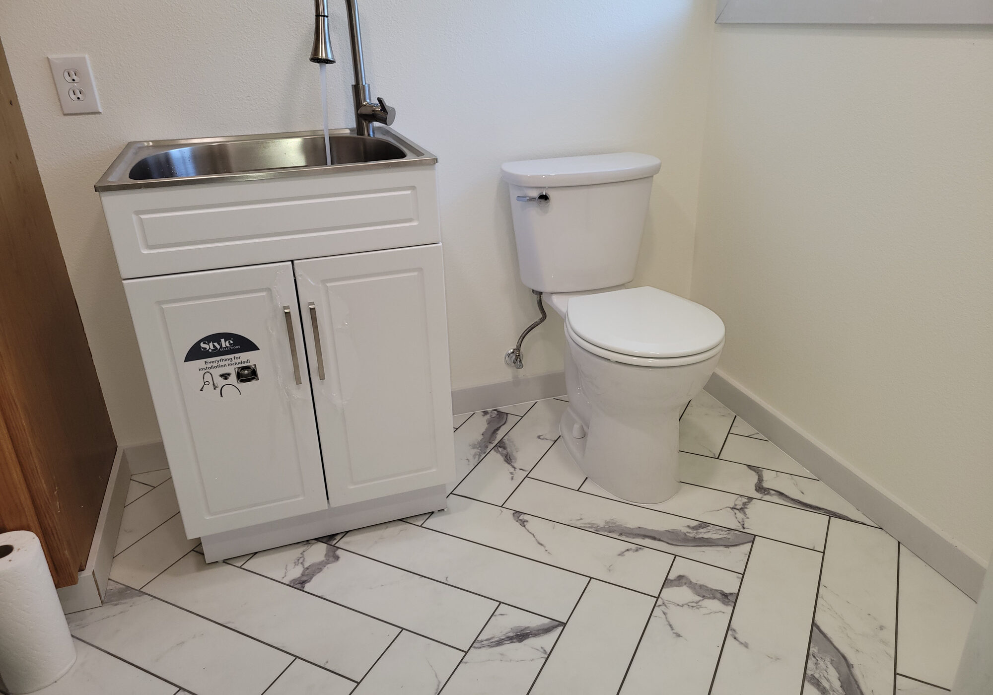 20220629_114604 Bathroom with sink, toilet, and marble floor tiles.